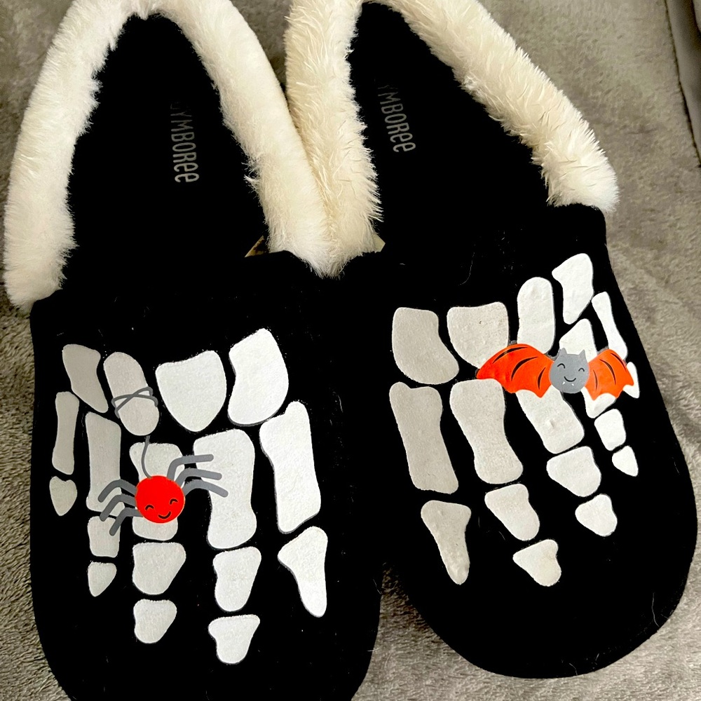 Never worn cute Boy Halloween slippers size 2-3. Gymboree brand.